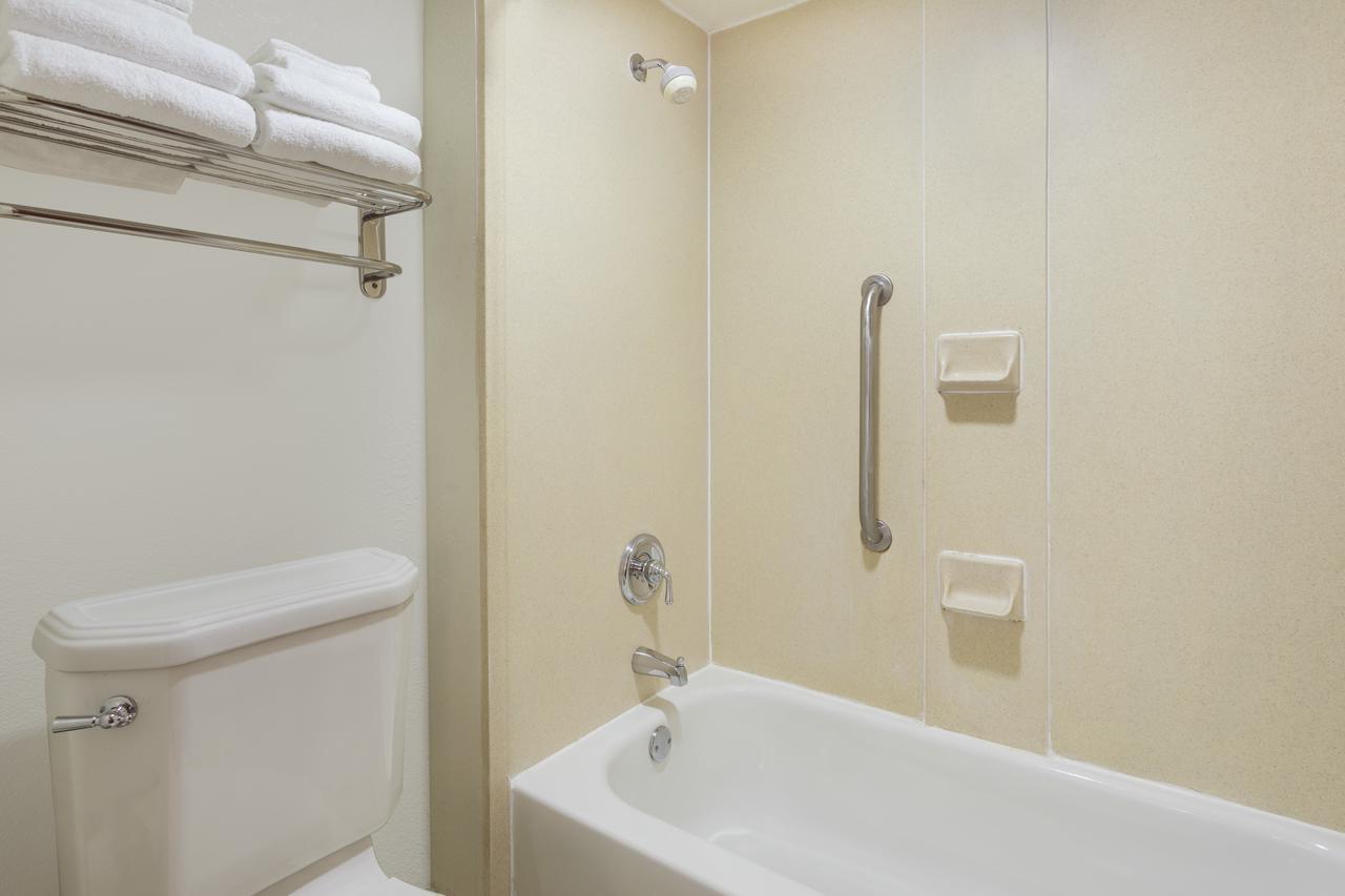 Baymont By Wyndham Orangeburg North Hotel Bagian luar foto